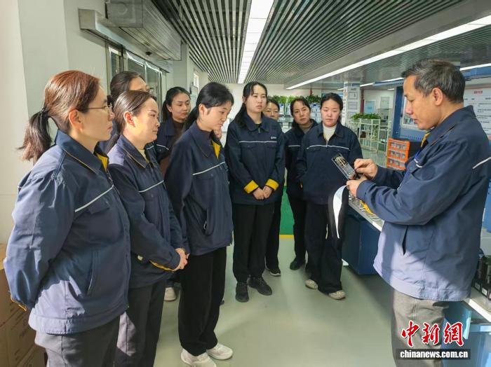 王富強正在對繼電器工作原理進行講解。餘同同 攝