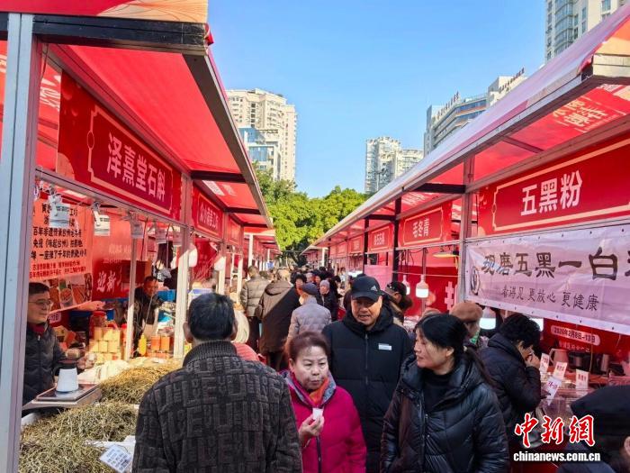 2月8日，「樂購新春」迎新年貨節暨2026老字號嘉年華浙江巡迴展(溫州站)現場民眾採買年貨。浙江省老字號協會 供圖