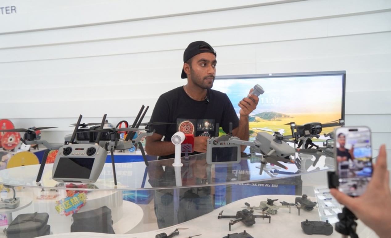 主播阿布在直播间向消费者推荐无人机（央广网记者 邓子依 摄）