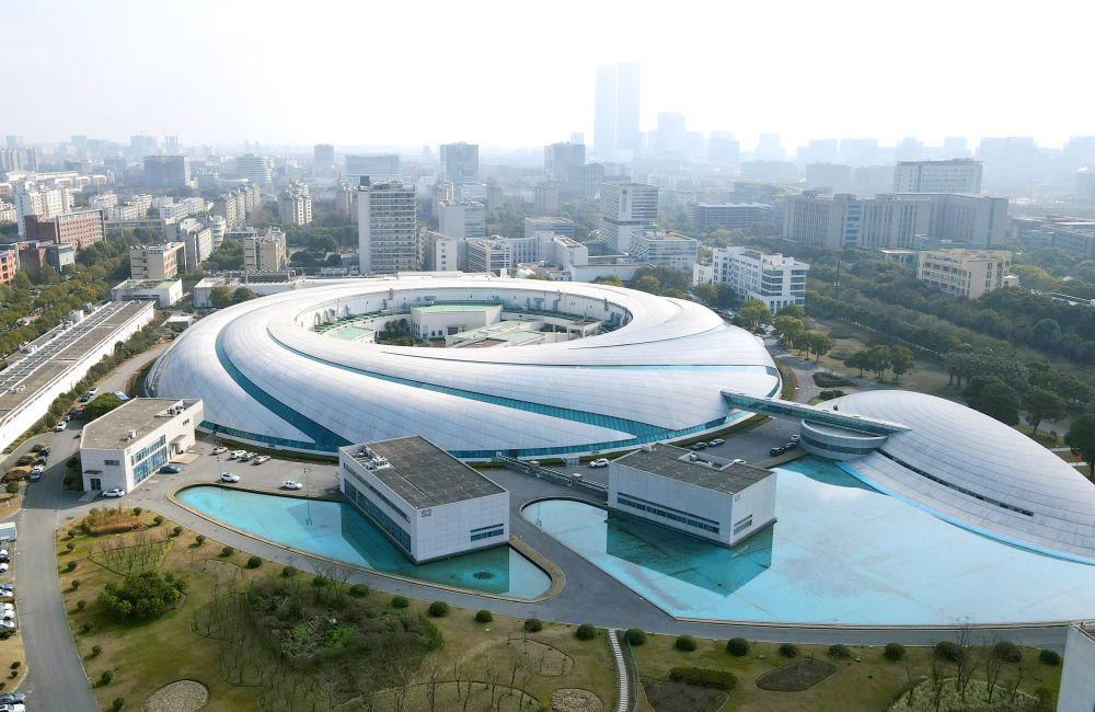 　　2024年2月27日拍摄的位于上海张江科学城的“上海光源”（无人机照片）。新华社记者 方喆 摄