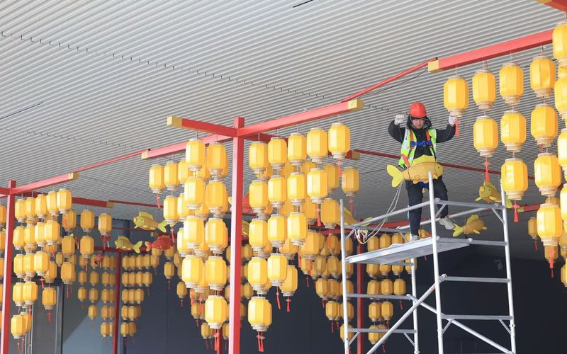 工作人员正在安装花灯。新京报记者 王飞 摄