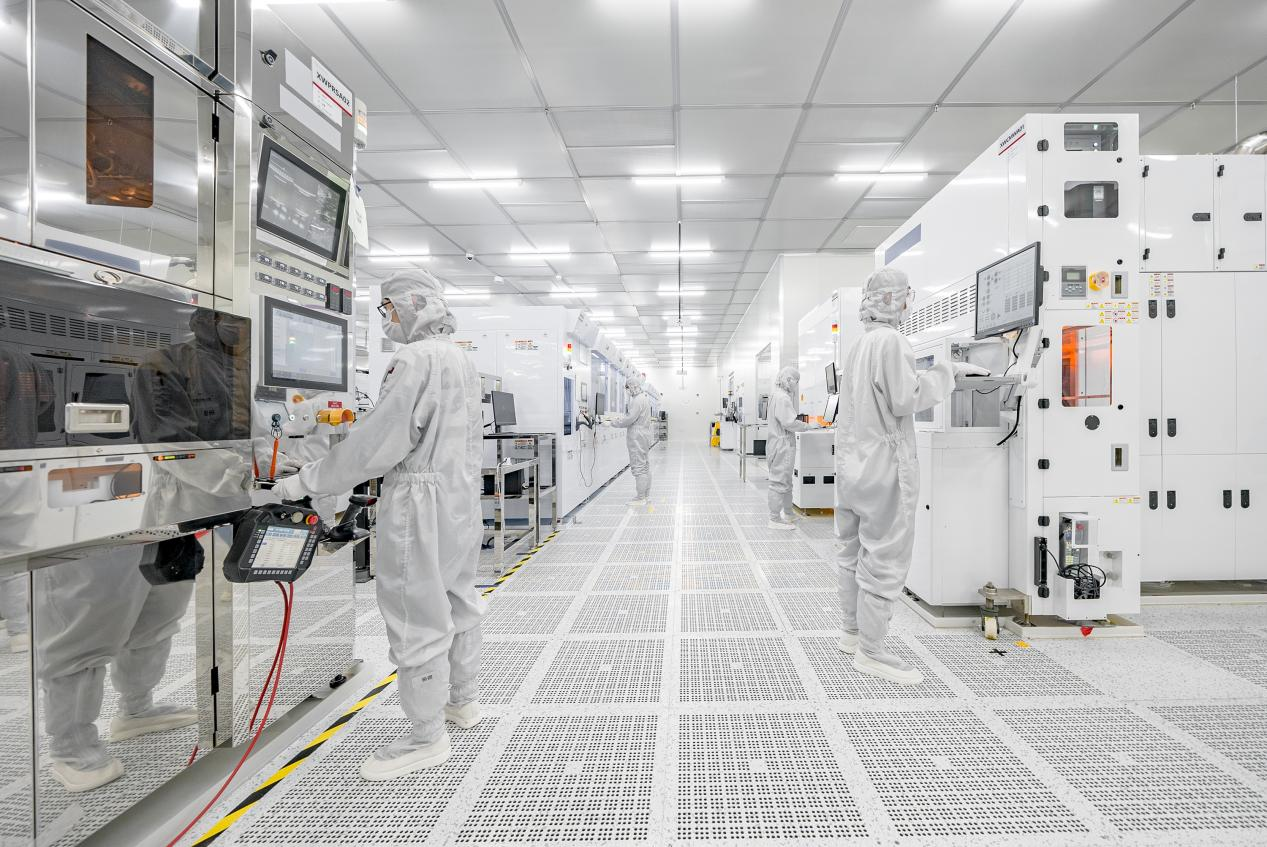 九峰山实验室内，科研人员正在进行科学研究（央广网发 九峰山实验室供图）