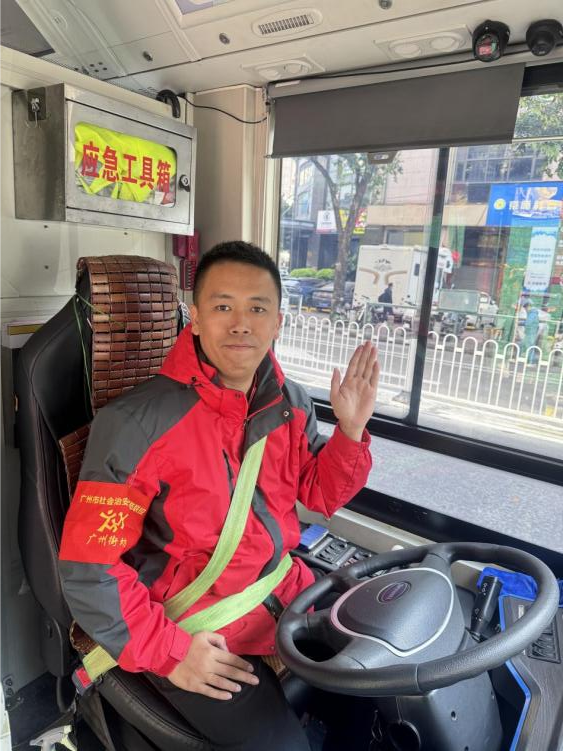 暖心护航伴出行 羊城公交车长传温情