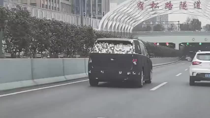 鸿蒙智行尊界 MPV 路试伪装车视频曝光，延续家族式前大灯设计