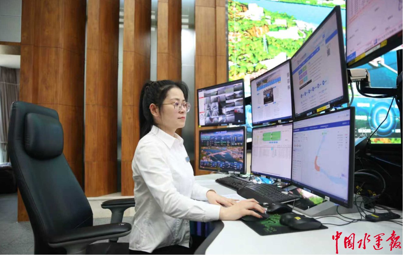 赵寒寒在调度室统筹协调工作。