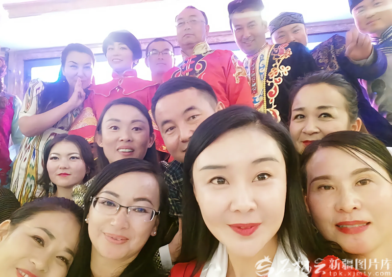时任昭苏县胡松图喀尔逊蒙古族乡党委书记的贺娇龙（前排右二），与当地干部群众自拍留念。资料图片