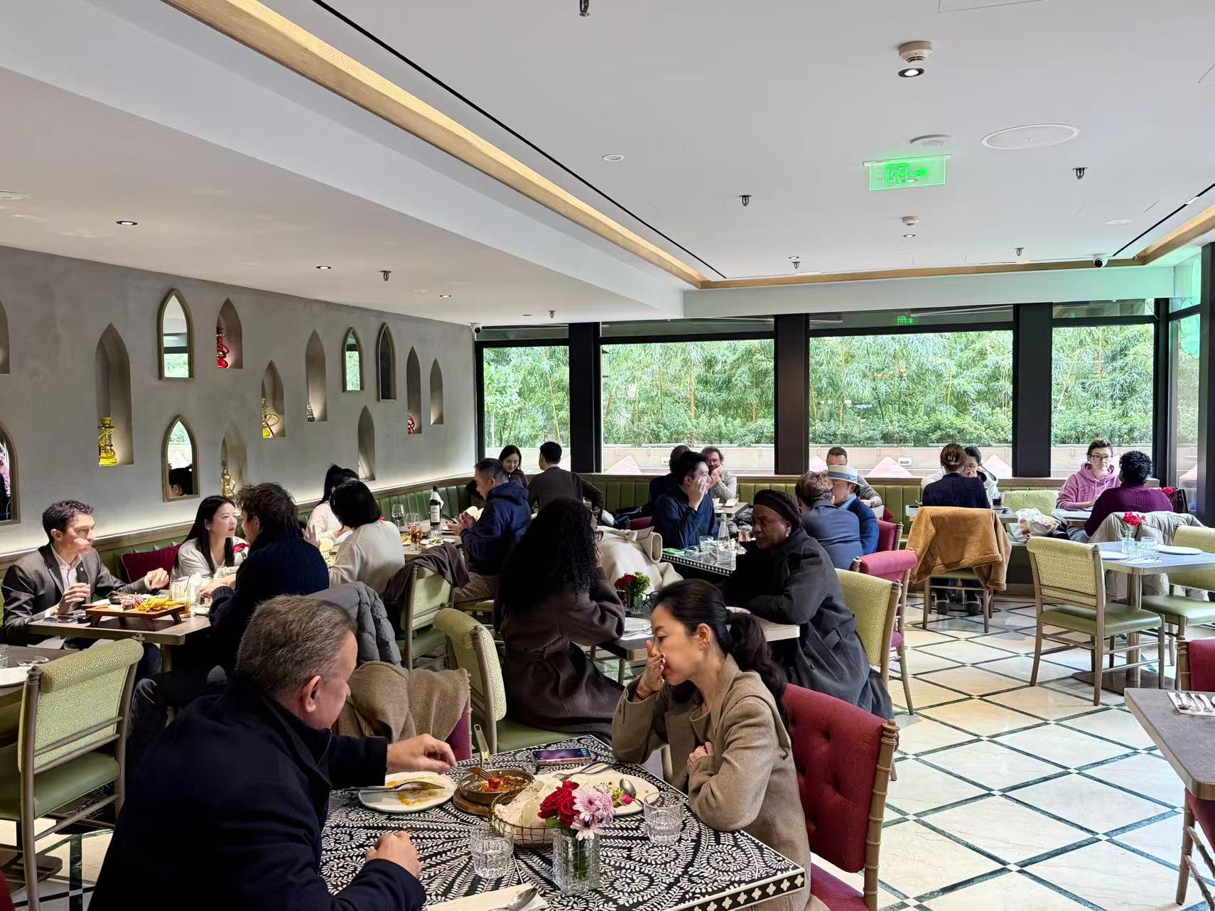 海内外宾客在上海商城ELI FALAFEL Lebanese&Mediterranean餐厅就餐。劳动报记者贡俊祺 摄影