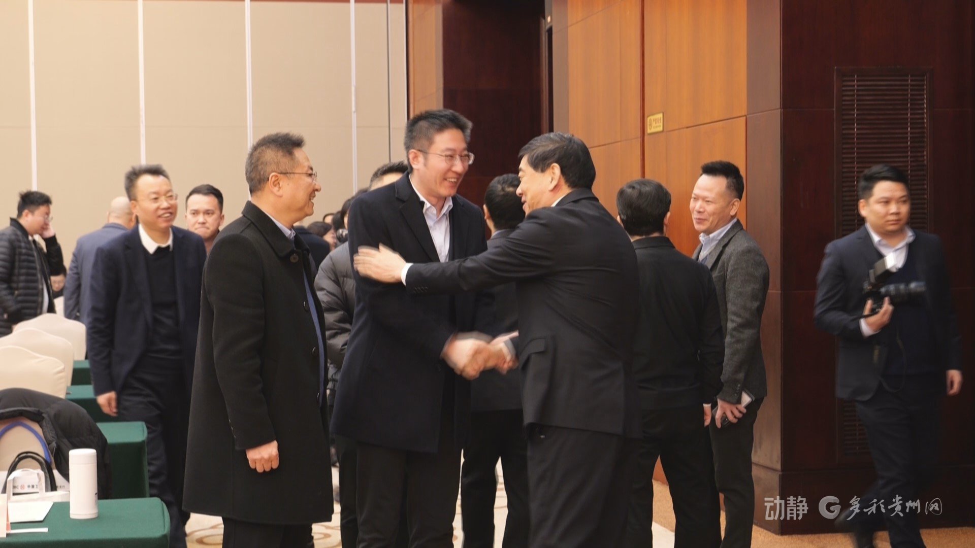 活动现场，各地政府参会代表和企业家们都在忙着加好友、谈合作