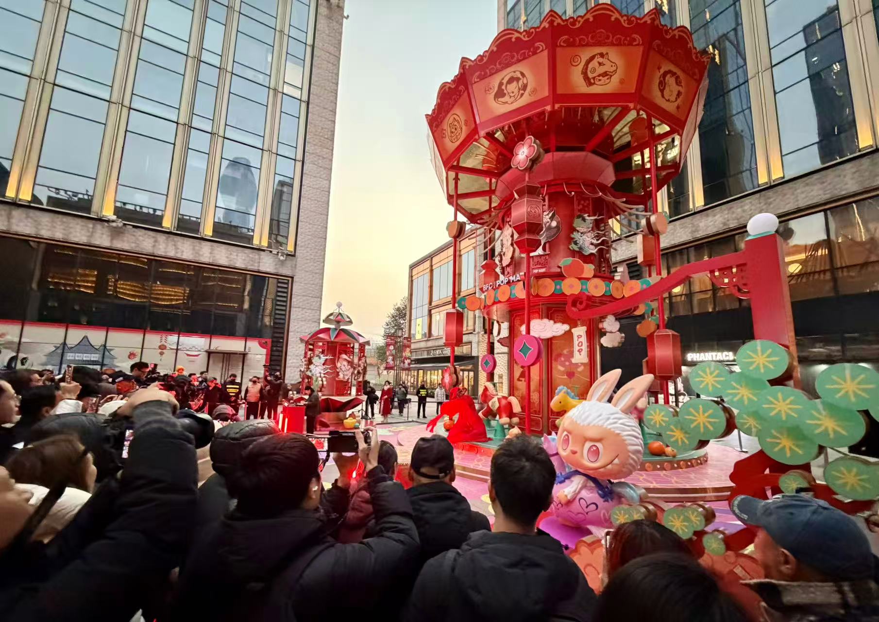 BFC宫灯旋转木马装置亮灯。劳动报记者贡俊祺 摄影