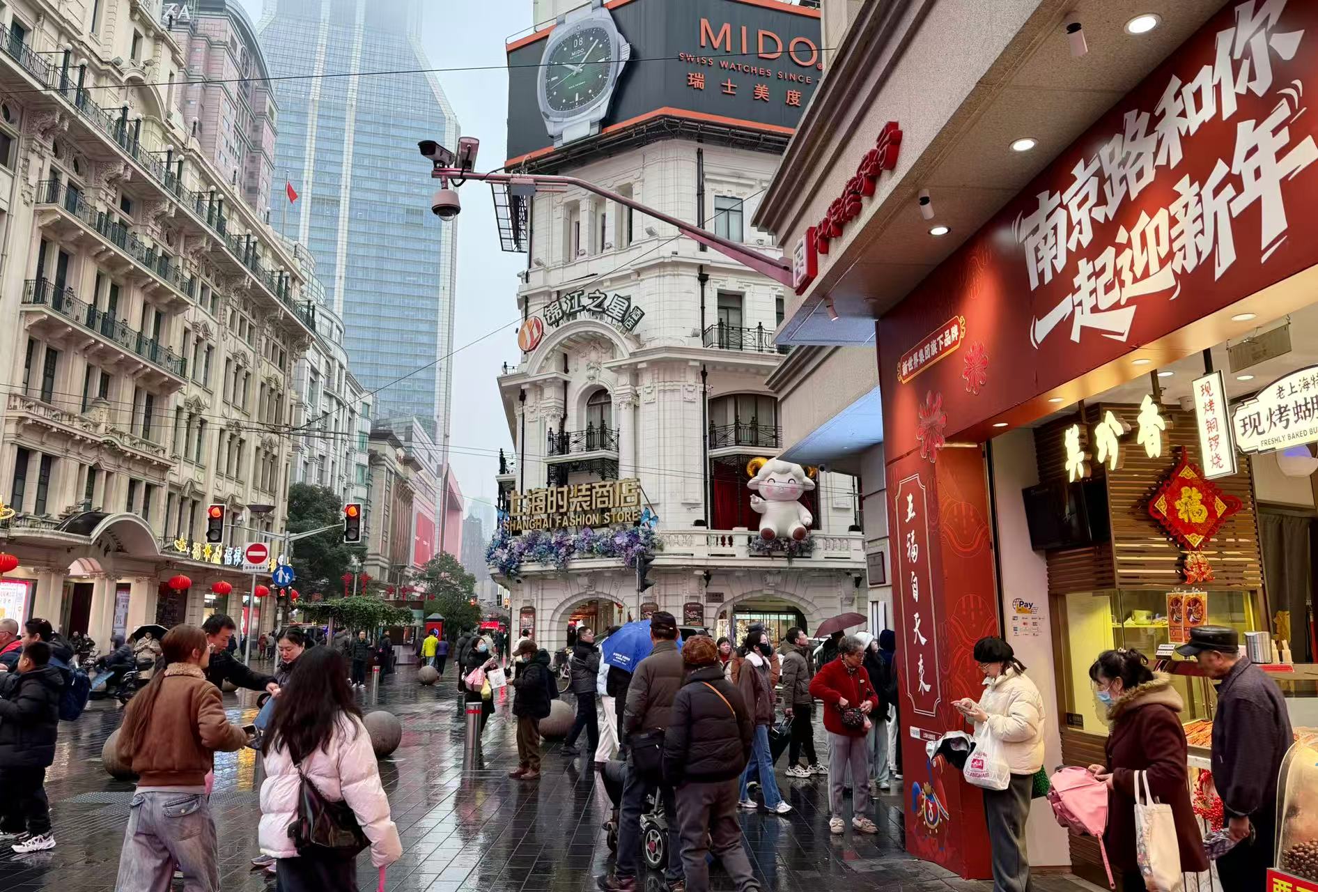 南京路步行街人头攒动。劳动报记者贡俊祺 摄影