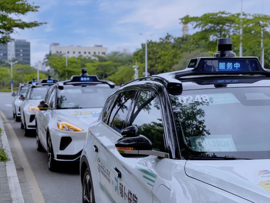 （深圳街头的Robotaxi）