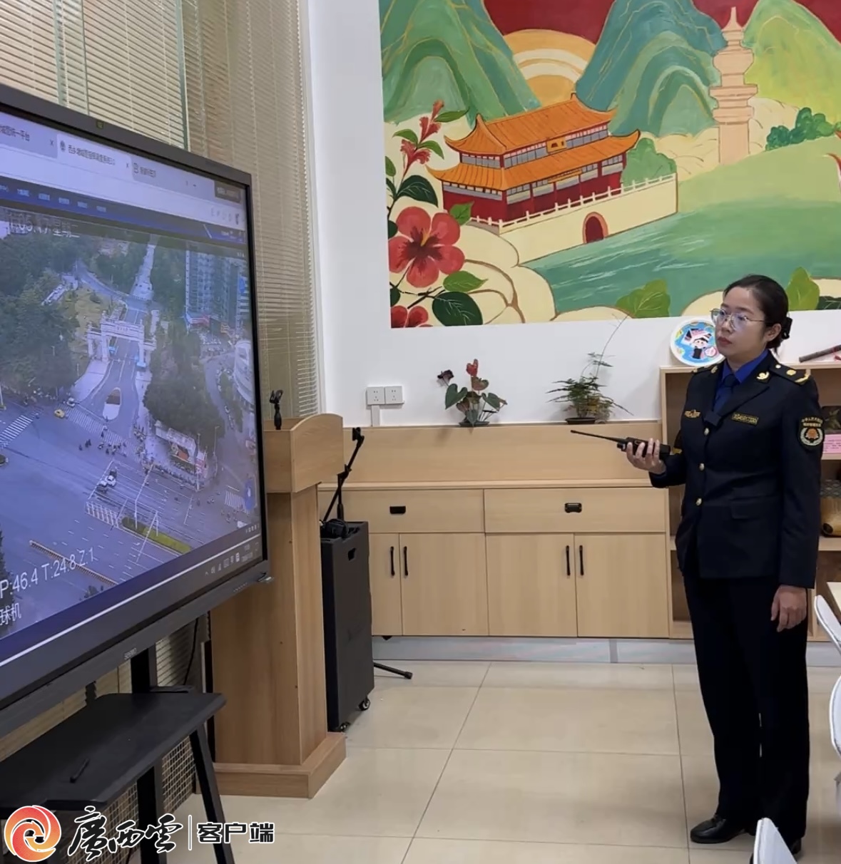 南寧市西鄉塘區城管執法隊員在社區里利用一體化指揮調度系統動態靈活處理路面情況。廣西雲-廣西日報記者 沈程 攝