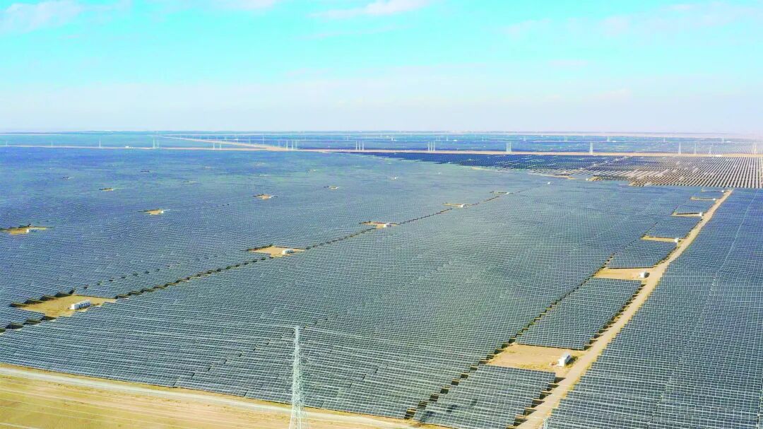 ▲图为位于青海省海南州共和县、广泛应用隆基高效组件的隆发共和100万千瓦源网荷储70万千瓦光伏项目。隆基绿能/供图