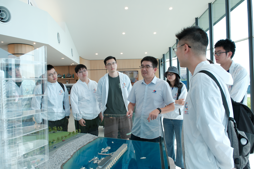 图5｜项目负责人张利军（右四）讲解施工技术