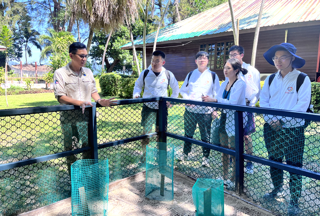 图20｜沙巴公园信托局总监助理Elvin Michael Bavoh介绍海龟孵化设施