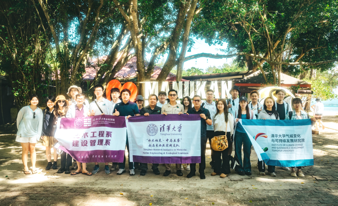 图22｜实践支队与管理人员合影