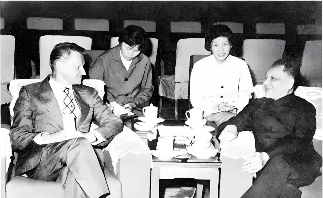 1978年5月21日，邓小平（右）会见布热津斯基（左）