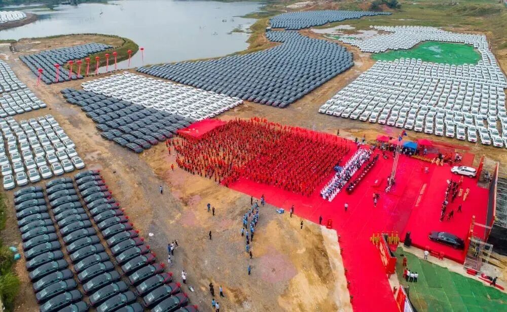 为员工发放汽车/图源：辽宁方大集团