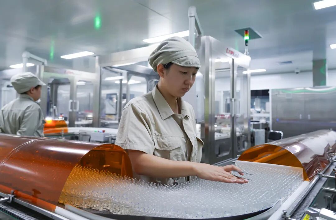 辽宁方大集团东北制药智能化生产车间，企业员工在生产药品/新华社记者杨青 摄