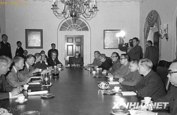 1979年1月30日，邓小平（右三）在美国华盛顿白宫与美国总统卡特（左二）举行会谈