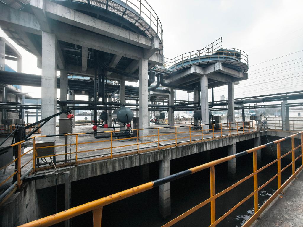 这是长江钢铁工业废水收集处置装置。新华社记者水金辰 摄