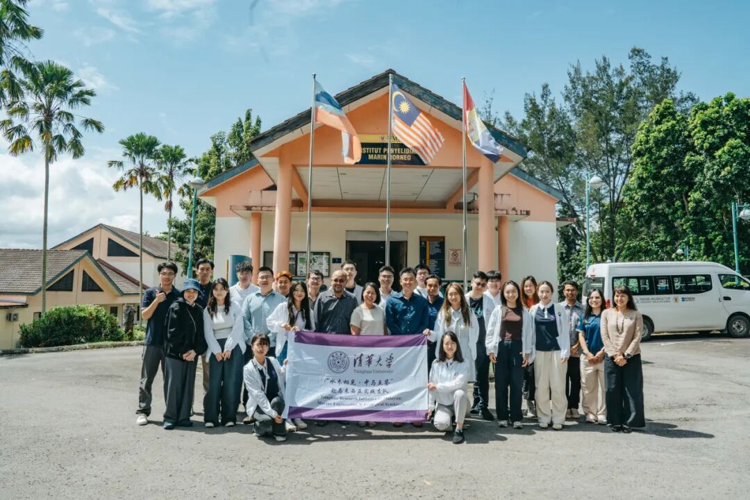 图23｜支队于BMRI建筑前合影