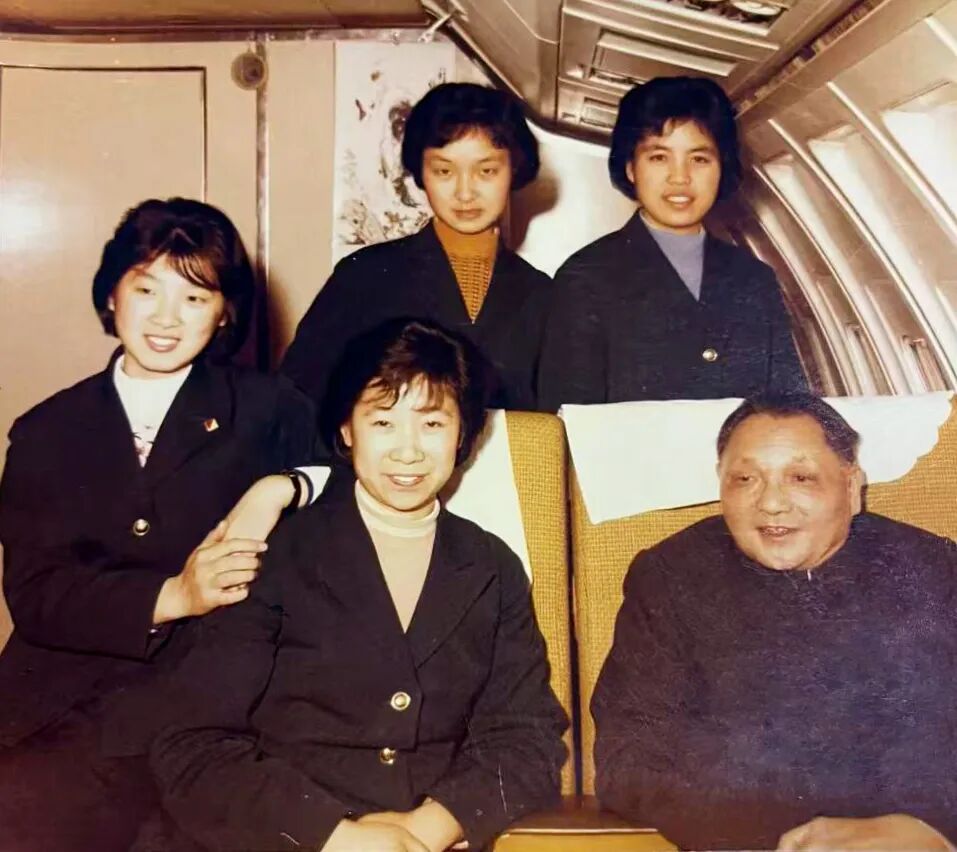 邓小平（右前）与专机乘务长任德珍（左前）和乘务组成员在专机内合影