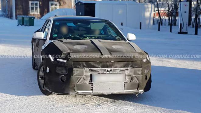 现代第8代伊兰特Elantra路测图曝光：方正硬汉风