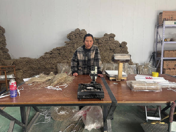 图为农户在直播售卖粉条。