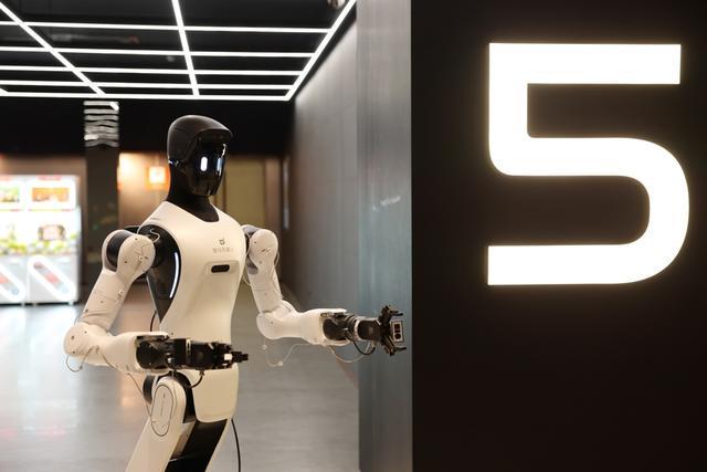 AI CINEMA 新天地东台里影城的机器人员工 赖鑫琳 摄