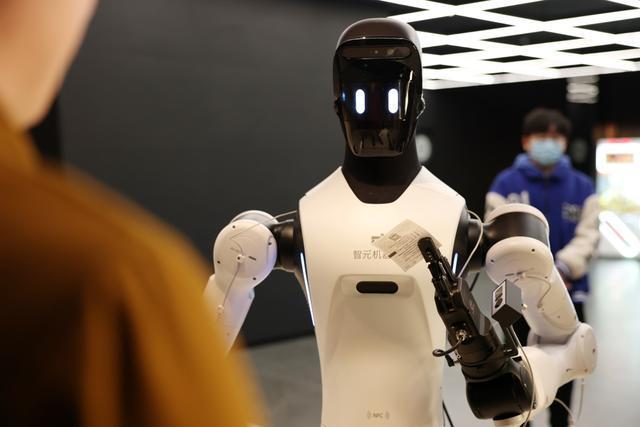 机器人检票员 赖鑫琳 摄