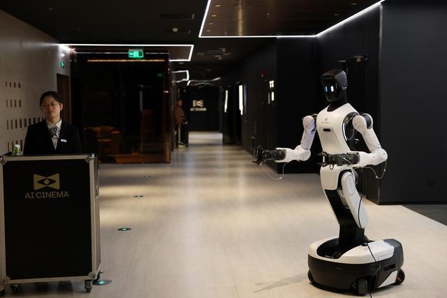 试运行期间，会有员工辅助机器人共同工作 赖鑫琳 摄