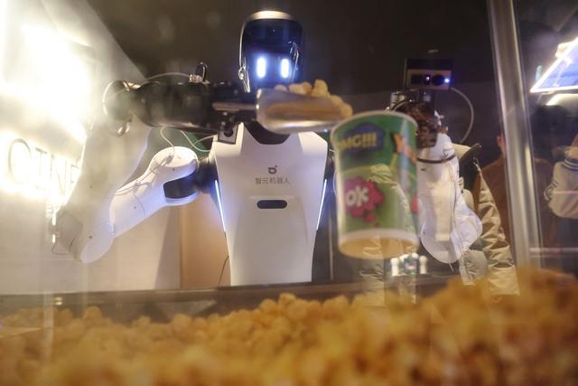 机器人为观众提供爆米花配递服务 赖鑫琳 摄