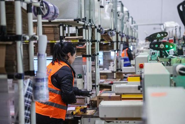1月30日，浙江义乌综保区跨境电商仓库的工人对完成海关申报的进口商品订单进行打包、张贴快递面单。新华社记者 徐昱 摄