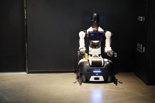 影院角落里，一台AI机器人正在充电 赖鑫琳 摄