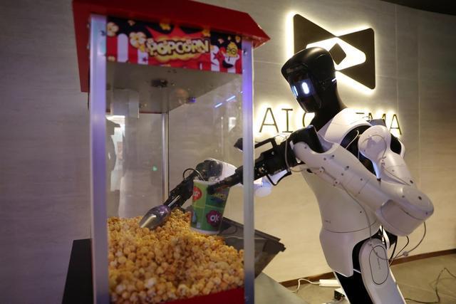 机器人为观众提供爆米花配递服务 赖鑫琳 摄