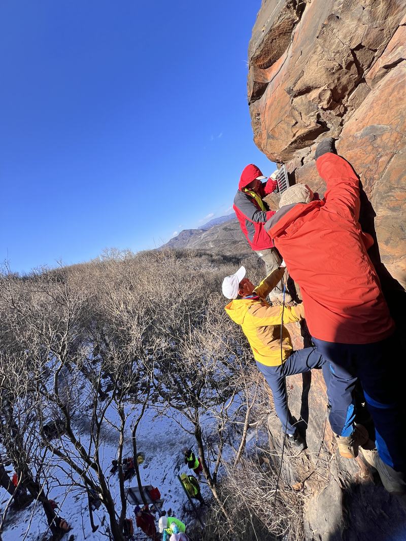 京西山水古道清山志愿队志愿者攀上悬崖安装太阳能板。受访者供图