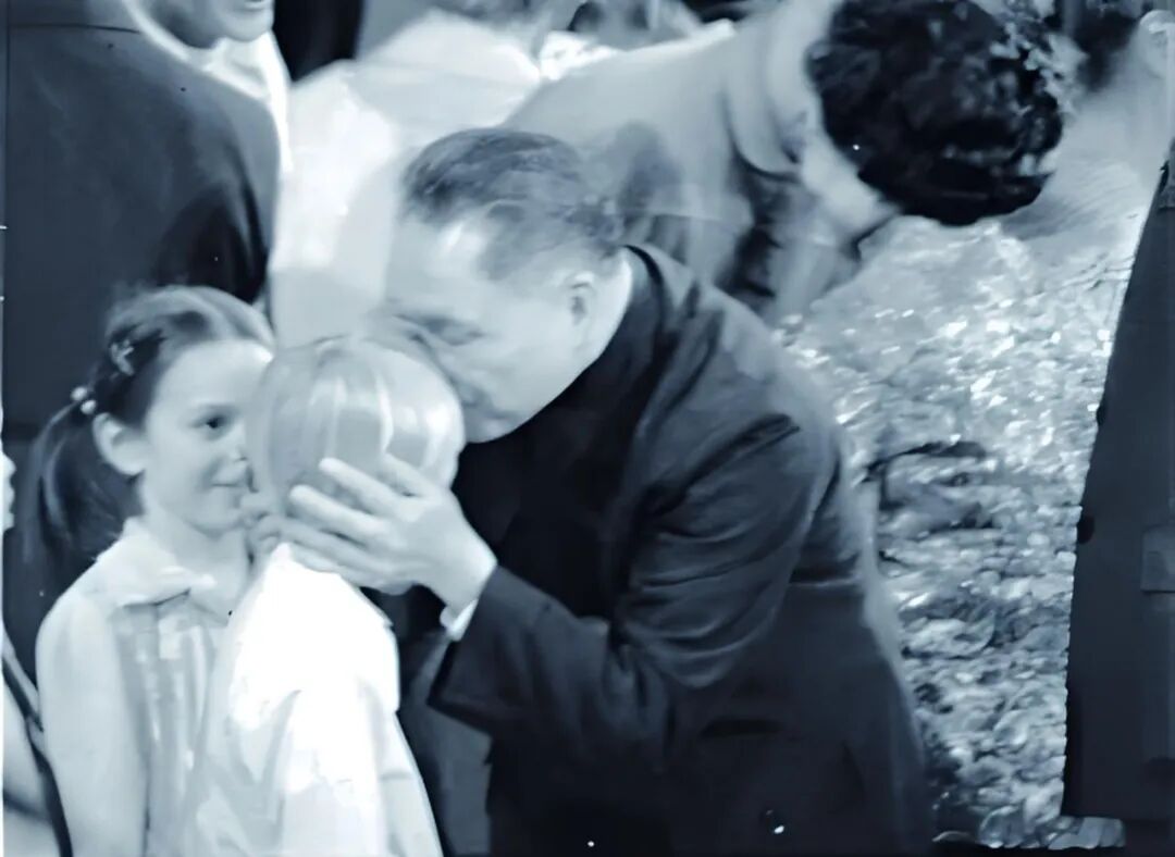 邓小平亲吻演出小朋友额头（1079年1月29日，华盛顿肯尼迪艺术中心）