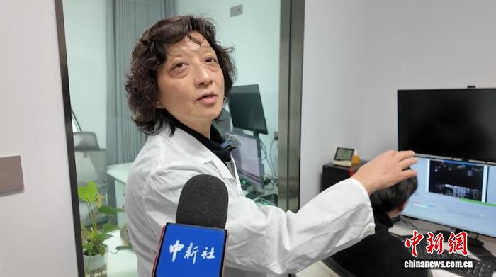 電影膠片修復師胡玉娥在高精度掃瞄儀前接受中新網記者採訪。張踐 攝