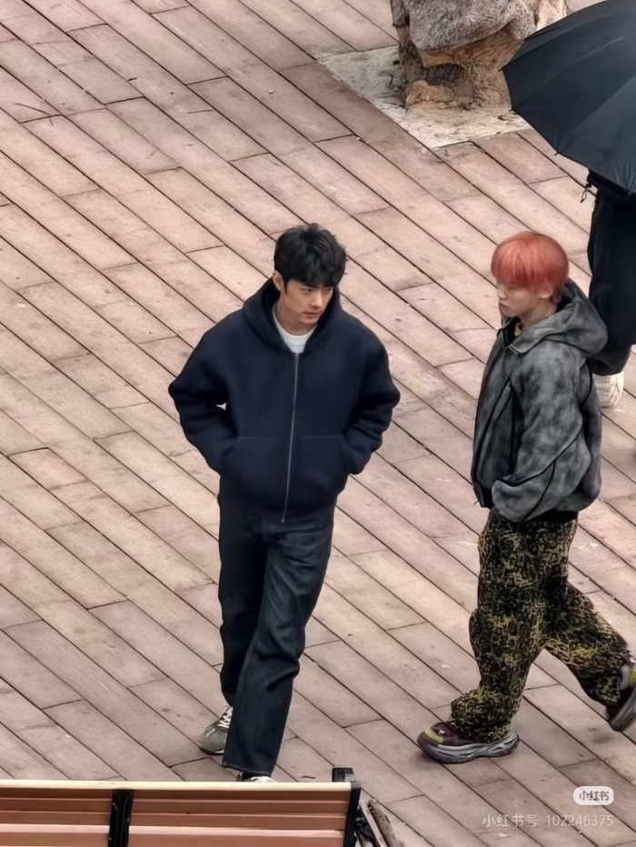 肖战转场蚌埠拍戏，还吃了烧饼夹里脊