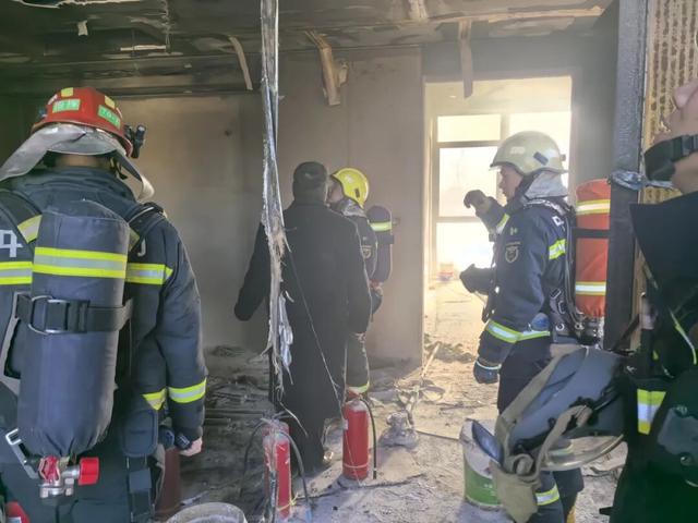 消防员对大火扑灭后的现场进行仔细检查。图源：北京消防