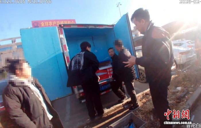 圖為民警抓獲正在兜售劣質海鮮的嫌疑人。上海市公安局 供圖