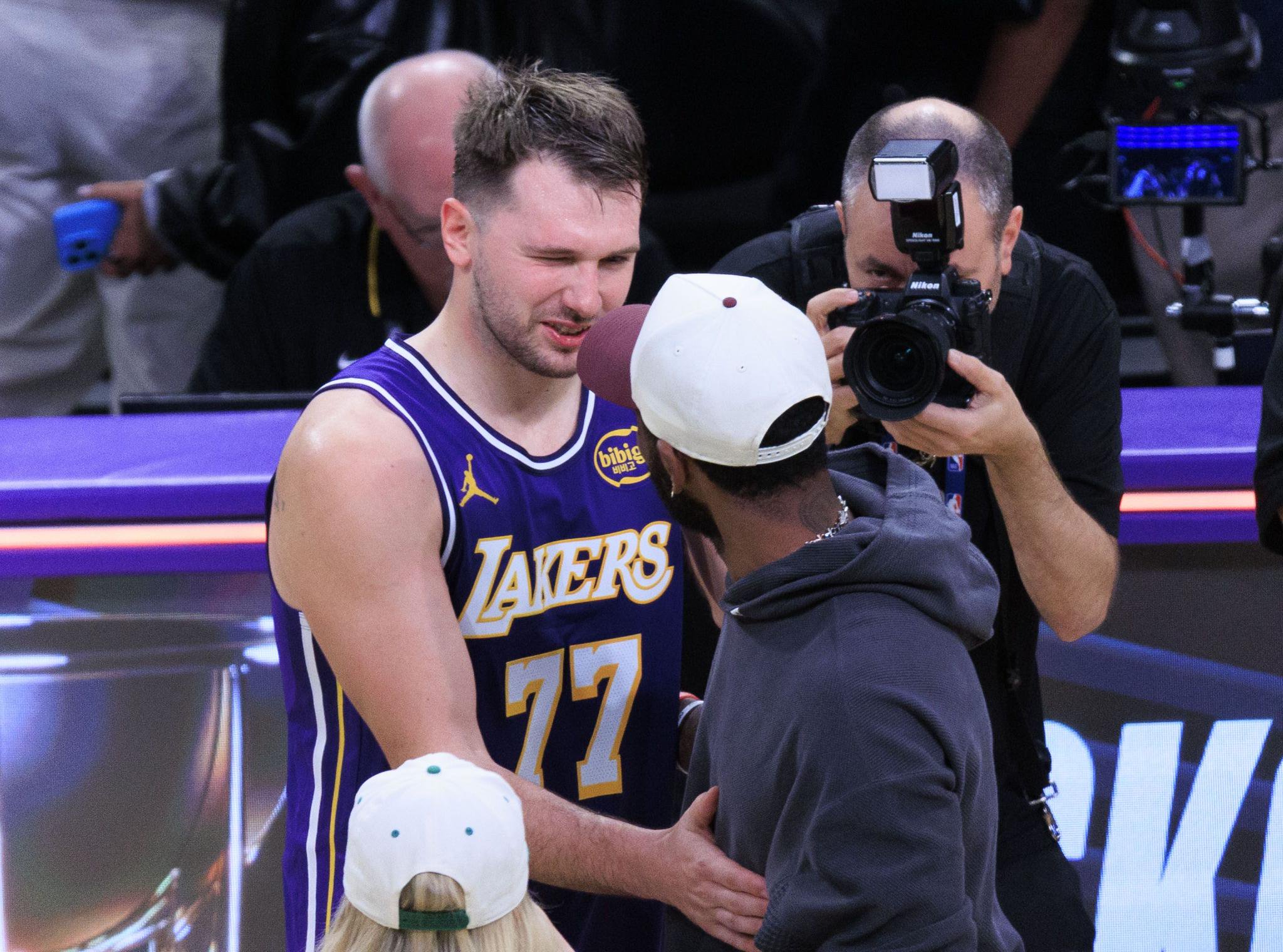 被问到和哪位队友有最好的化学反应 东契奇回答：欧文