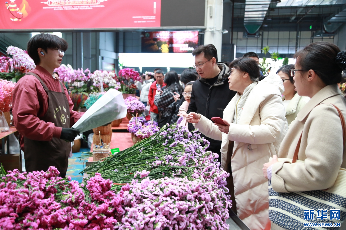 2月8日，人们在云南昆明斗南花卉市场内选购鲜花。新华网发（薛莹莹 摄）