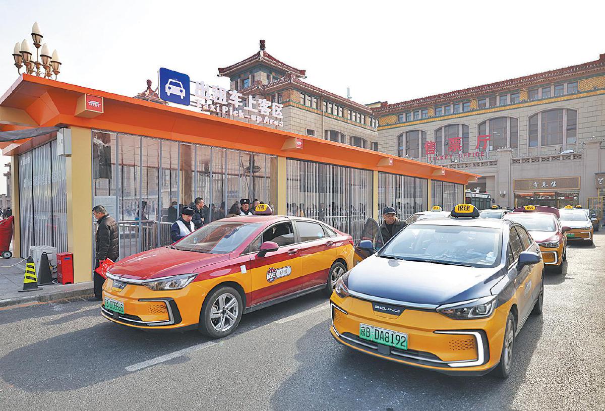 北京站出租车候车区装上“暖棚”