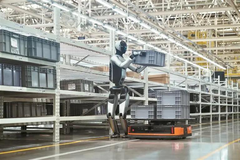 优必选工业人形机器人Walker S2在极氪智慧工厂内执行制造任务。 深圳特区报&读特记者 曹鹏飞 通讯员 郑雪雄 摄