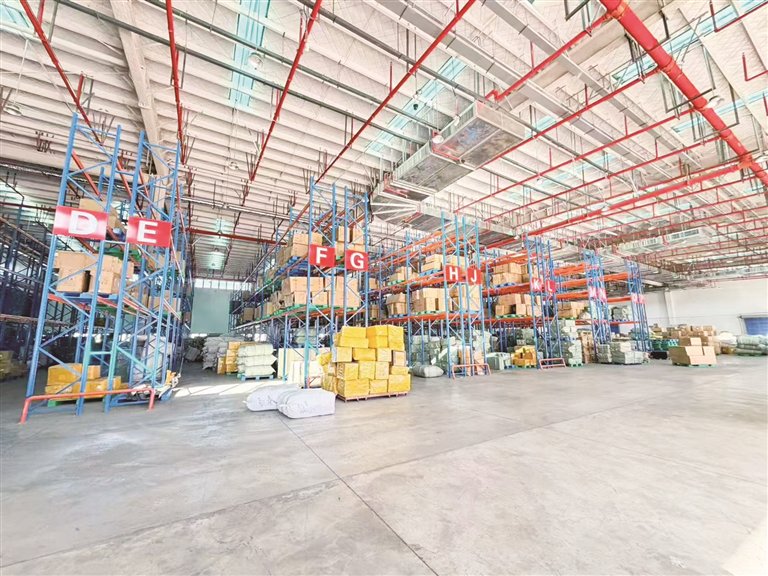 仓储保供。记者　旦增玉珍　摄