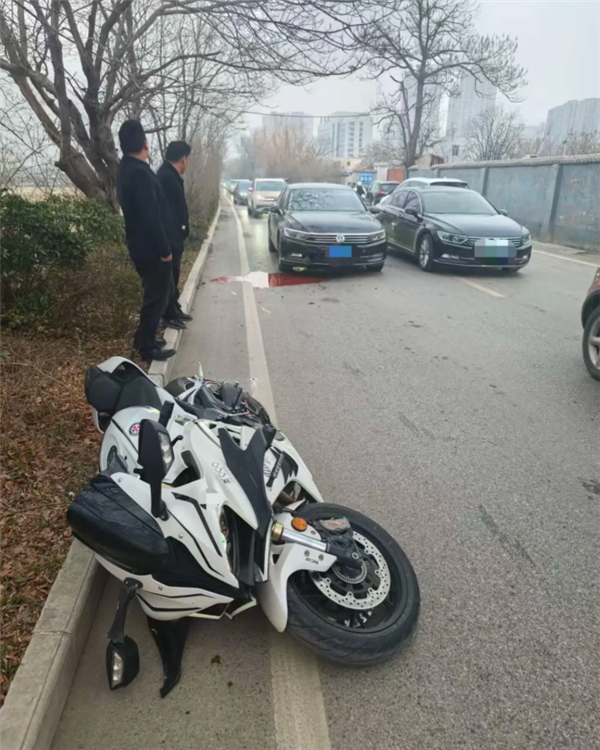 哥哥骑摩托被后车追尾倒地不起 妹妹误以为冷却液是血放声大哭