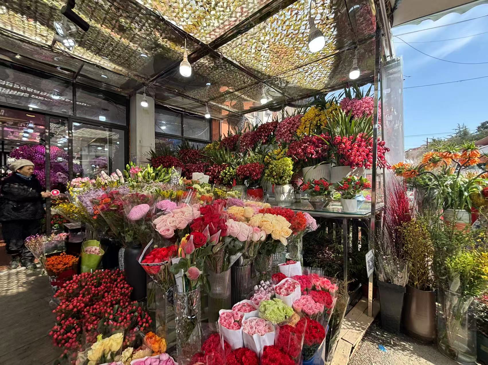 花鸟市场提供鲜花包装、送花上门服务。劳动报记者陆燕婷 摄影