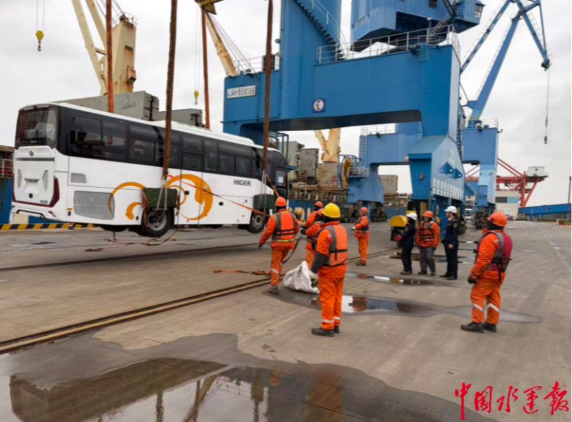 220台巴士出运非洲